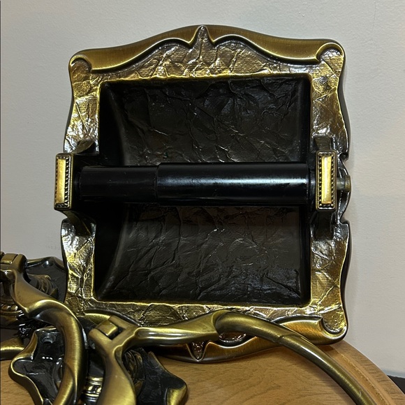 Vintage ornate metal bathroom hardware set toilet paper holder towel rings 1972 - Picture 3 of 9